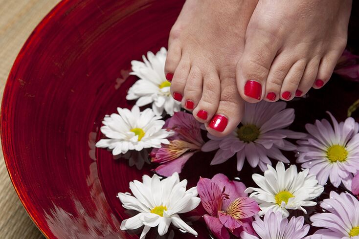 Bagno terapeutico per i funghi delle unghie dei piedi a casa
